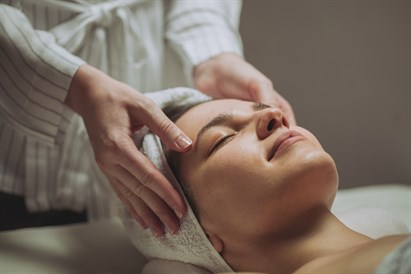 “Adeno Flash Glow” – 3 etapu procedūra sejas ādas mirdzumam 