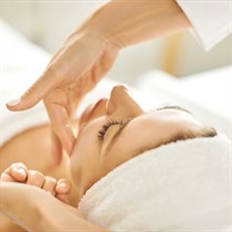 Bukālā sejas masāža ar skulpturējošu efektu