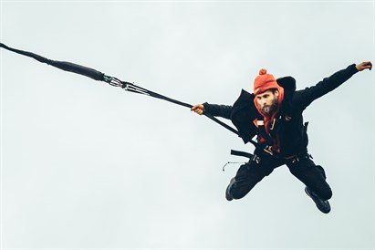“Ropejumping” solo lēciens no Slokas papīrfabrikas torņa
