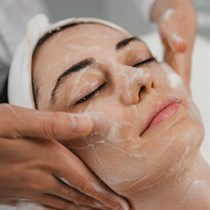 “Diamond Glow” ekspresprocedūra sejas ādas atjaunošanai