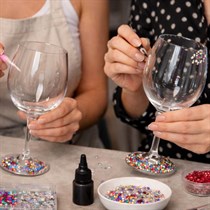 Glāžu dekorēšana ar draudzenēm – meistarklase vecmeitu ballītei Rīgā