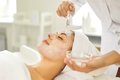 Jogurta-zemeņu procedūra sejai, kaklam un dekoltē