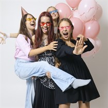 Meiteņu ballīte ar jautru fotosesiju “SelfieLab” studijā Rīgā