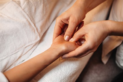 Relaksējoša masāža mugurai, galvai, rokām un pēdām