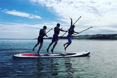 Draugu piedzīvojums uz lielā SUP dēļa Jūrmalā