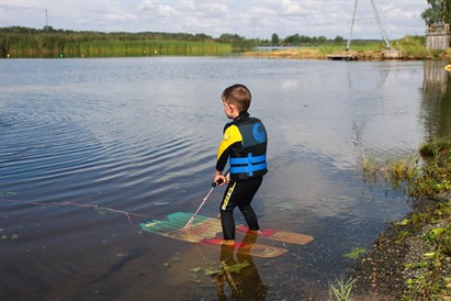 Bērna pirmā ūdensslēpošanas pieredze uz platformas – “pakaviņa”