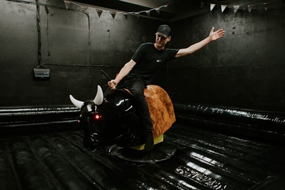 Izklaide uz mehāniskā RODEO buļļa „Rīgas Moto Hallē”