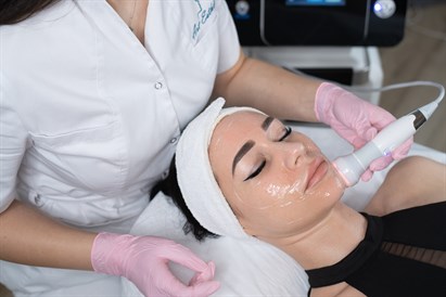 Trīs procedūru komplekss sejas ādas liftingam 