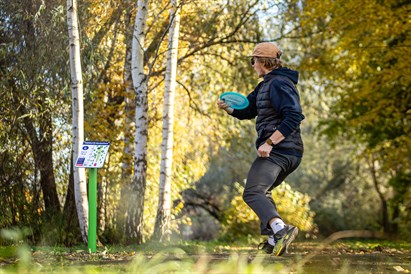 Disku golfs ģimenei – brīvdabas atpūta Mežaparkā vai Zaķusalā