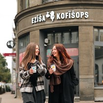 Lattes randiņš diviem kafejnīcā “Ezīša Kofīšops”
