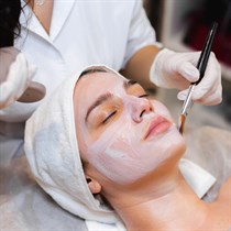 Sejas toni izlīdzinoša procedūra “Red Vine” salonā “LUMIDERMA”