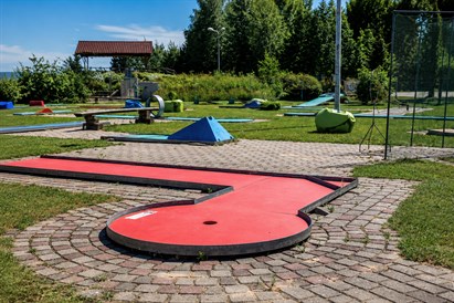 Minigolfa spēle Atpūtas parkā “Avoti” Valmierā
