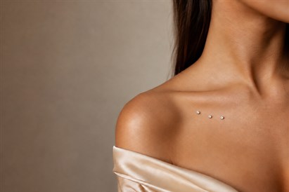 Dziļā mikrodermālā pīrsinga caurduršana “VeAn Tattoo” studijā