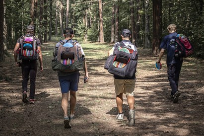 Disku golfs ģimenei – brīvdabas atpūta Mežaparkā vai Zaķusalā