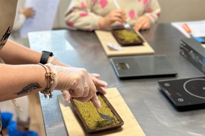 Dubaijas šokolādes meistarklase “Aira’s cakes” studijā