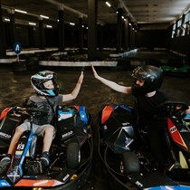 Adrenalīna brauciens ar elektrokartingiem kompānijai “GUNSnLASERS” izklaides parkā