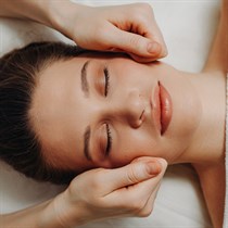 Ājurvēdas kosmētiskā sejas masāža “Mukhabjanga”