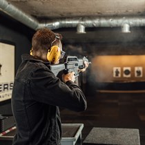 Šaušana ar 3 kaujas ieročiem diviem