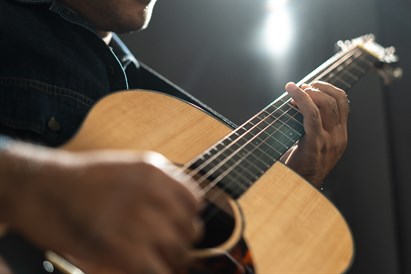 Ģitārspēles nodarbības Andžeja Grauda bungu skolā