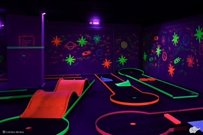 Randiņš neona gaismās – minigolfs “Play4score” telpās