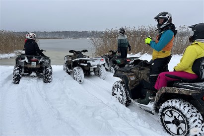 Randiņš ar divvietīgo kvadriciklu meža takās