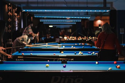 Divu stundu biljarda izklaide ar draugiem atpūtas vietā BAMS