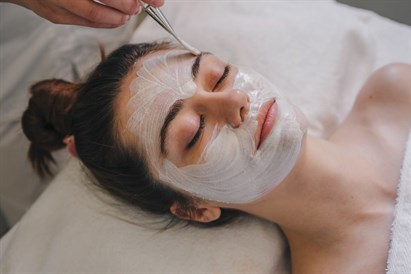 Kosmētiska procedūra salonā “Bize”