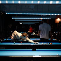 Divu stundu biljarda izklaide ar draugiem atpūtas vietā BAMS