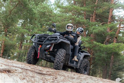 Randiņš ar divvietīgo kvadriciklu meža takās