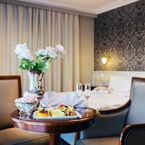 Eleganta atpūta Skrundas muižā ar desertu diviem