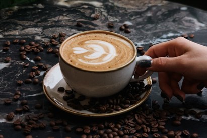 Lattes randiņš diviem kafejnīcā “Ezīša Kofīšops”