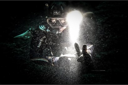 Satiecies ar saviem kolēģiem zem ūdens