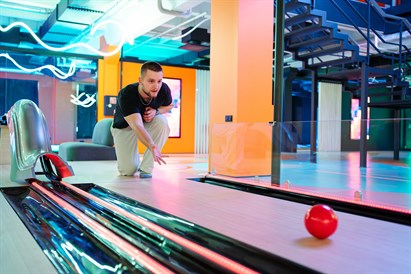 Vienīgais Baltijā – Mini boulings ar mazo bumbu “Catch Pixel” izklaides parkā