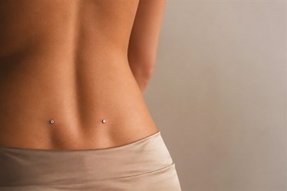 Dziļā mikrodermālā pīrsinga caurduršana “VeAn Tattoo” studijā