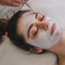 Kosmētiska procedūra salonā “Bize”