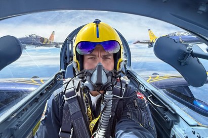 Lidojums ar reaktīvo lidmašīnu un vadības pārņemšana