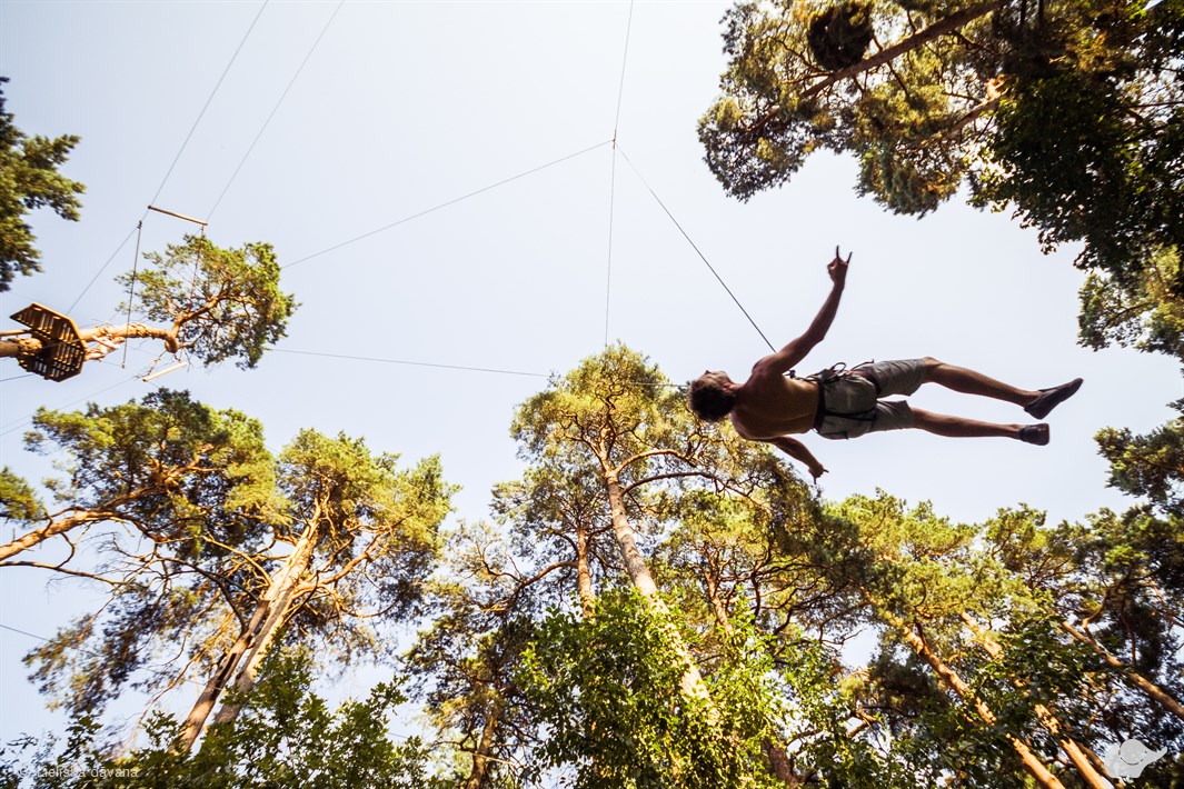 “Ziloņlidojums” Lietuvas piedzīvojumu parkā “UNO Park”