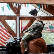 Izmēģini mehānisko RODEO bulli "Rīgas Moto Hallē”