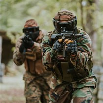 Aizraujoša airsofta spēle no „GUNS n LASERS”