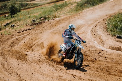 Aizraujošs brauciens ar krosa motociklu diviem