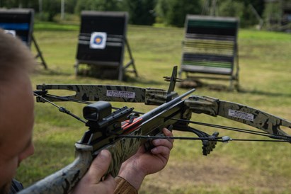 Šaušana ar dažādiem lokiem un arbaletu vai pneimatisko ieroci