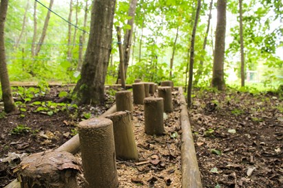 Pastaiga pa sajūtu taku un nakšņošana mazajā mājiņā “Starp debesīm un zemi”