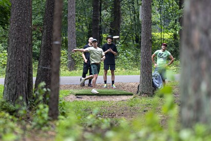 Disku golfs ar draugiem – jautra aktīvā atpūta dabā