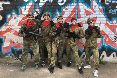 Aizraujoša lāzertaga spēle no „GUNS n LASERS”