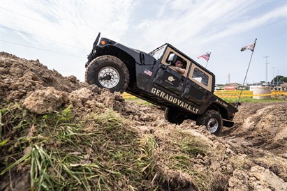 Bezceļu brauciens ar agresīvo HUMMER H1