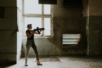 Aizraujoša lāzertaga spēle no „GUNS n LASERS”