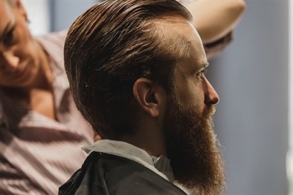 Bārdas korekcija vīriešu frizētavā „Beren Barbershop”