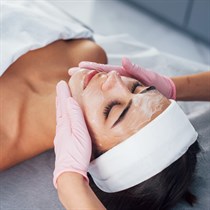 “MILK PEEL Dermaceutic” pīlinga procedūra ādas atjaunošanai