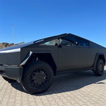 Vadi pats TESLA CYBERTRUCK pa Rīgas ielām