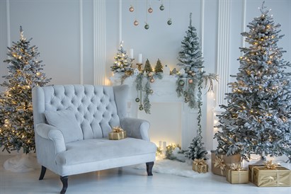 Ziemassvētku fotosesija ar tematiskajām dekorācijām